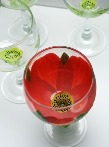 WINE GLASS PAINTING how-tos and 17 painted wine glass ideas.